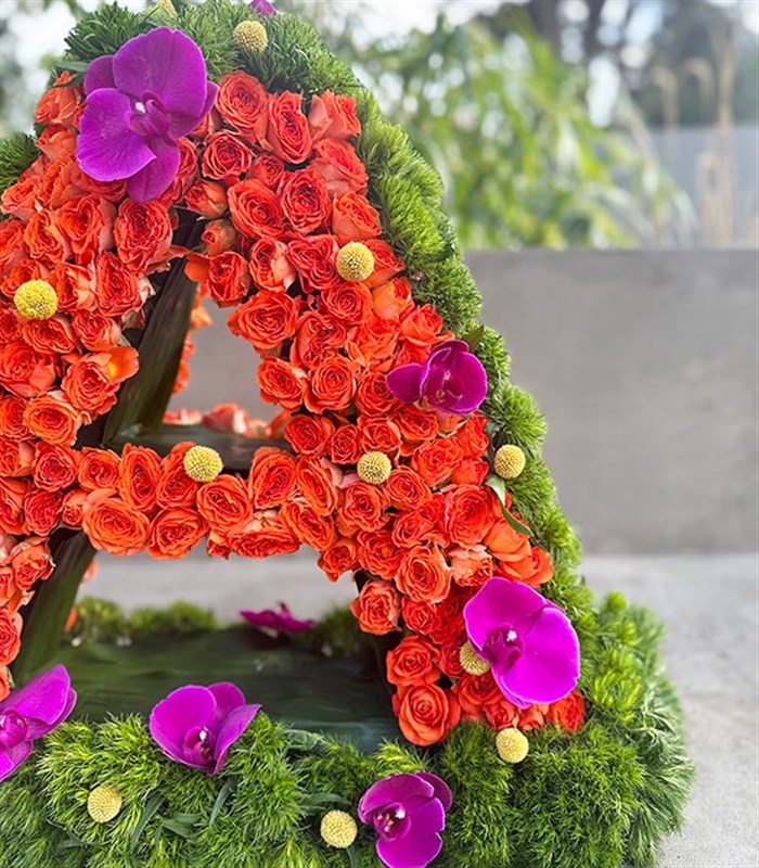 Turuncu Dekoratif Kişiye Özel Baş Harf Çiçek Aranjmanı