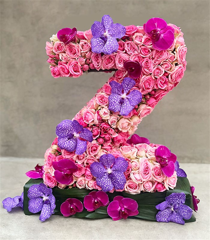 Pembe Dekoratif Kişiye Özel Baş Harf Çiçek Aranjmanı