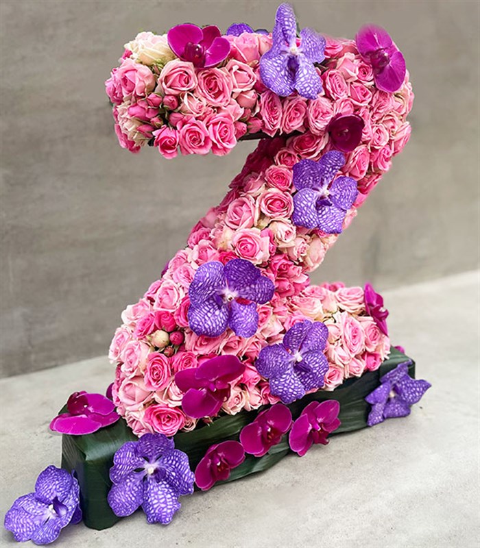 Pembe Dekoratif Kişiye Özel Baş Harf Çiçek Aranjmanı
