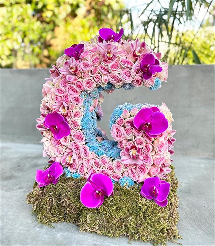 Pembe Dekoratif Kişiye Özel Baş Harf Çiçek Aranjmanı
