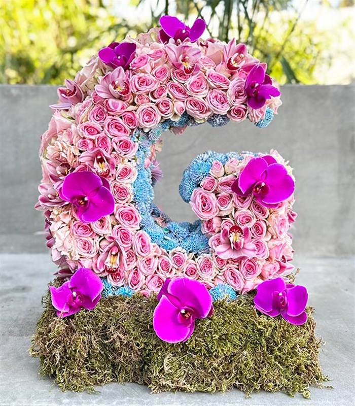 Pembe Dekoratif Kişiye Özel Baş Harf Çiçek Aranjmanı