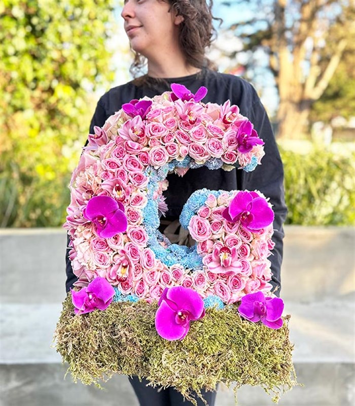 Pembe Dekoratif Kişiye Özel Baş Harf Çiçek Aranjmanı