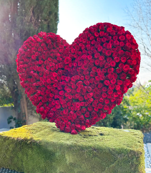 1001 Red Rose Heart Sculpture Flower 3D Panoramic Arrangement Empire Deluxe