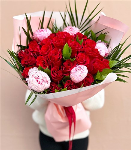 Romantic 5 Pembe Şakayıklı 27 Kırmızı Güller Buketi
