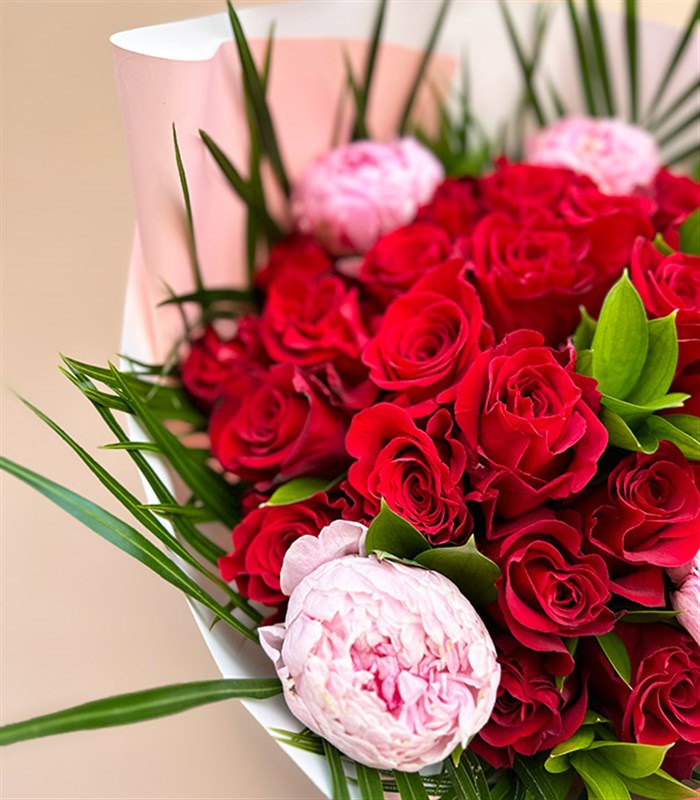 Romantic 5 Pembe Şakayıklı 27 Kırmızı Güller Buketi