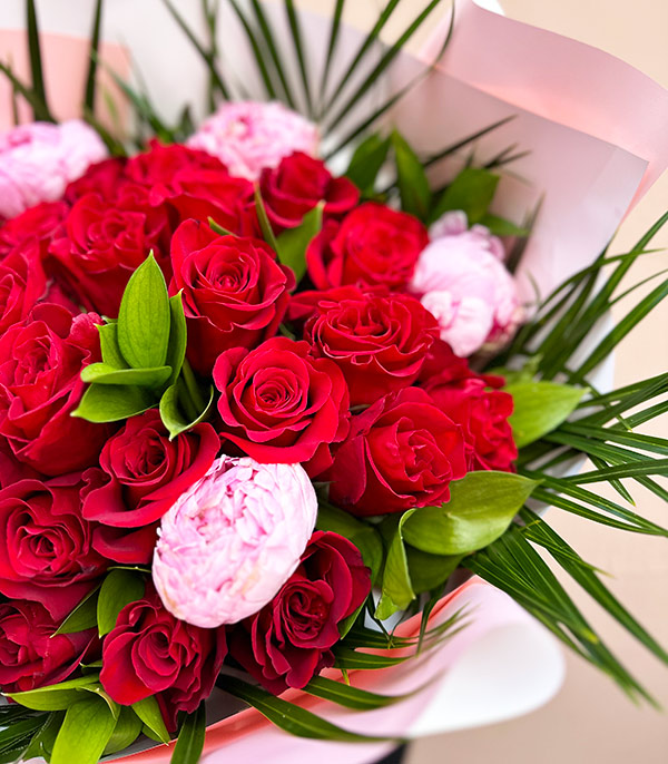 Romantic Pembe Şakayıklı Kırmızı Güller Buketi