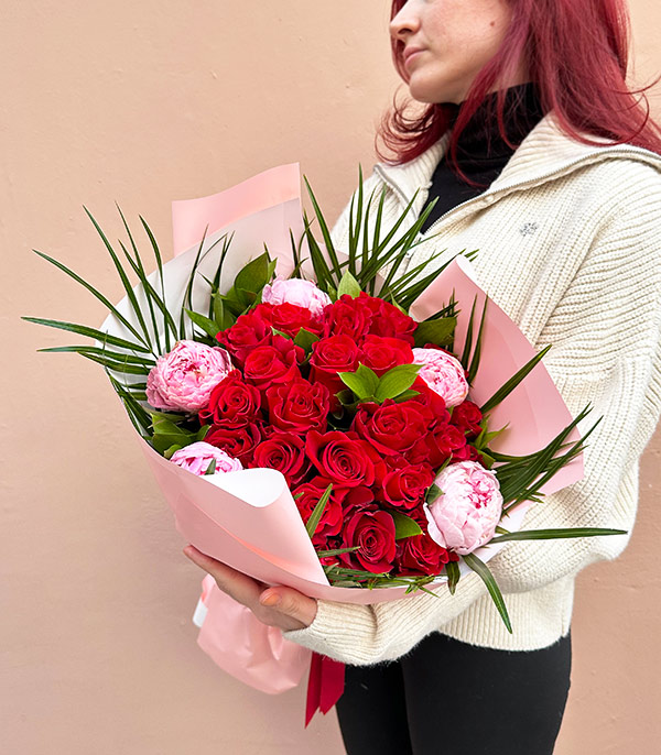 Romantic Pembe Şakayıklı Kırmızı Güller Buketi