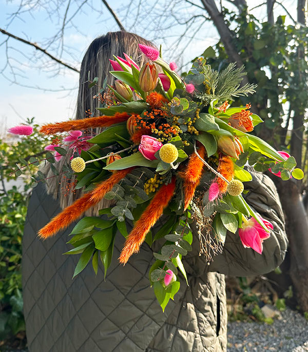 Adel Kanvas Çiçek Taşıma Çantasında Renkli Lale Buketi
