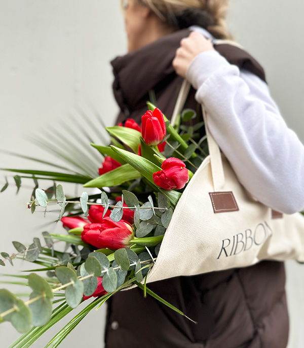 Angela Kanvas Çiçek Taşıma Çantasında Lale Buketi