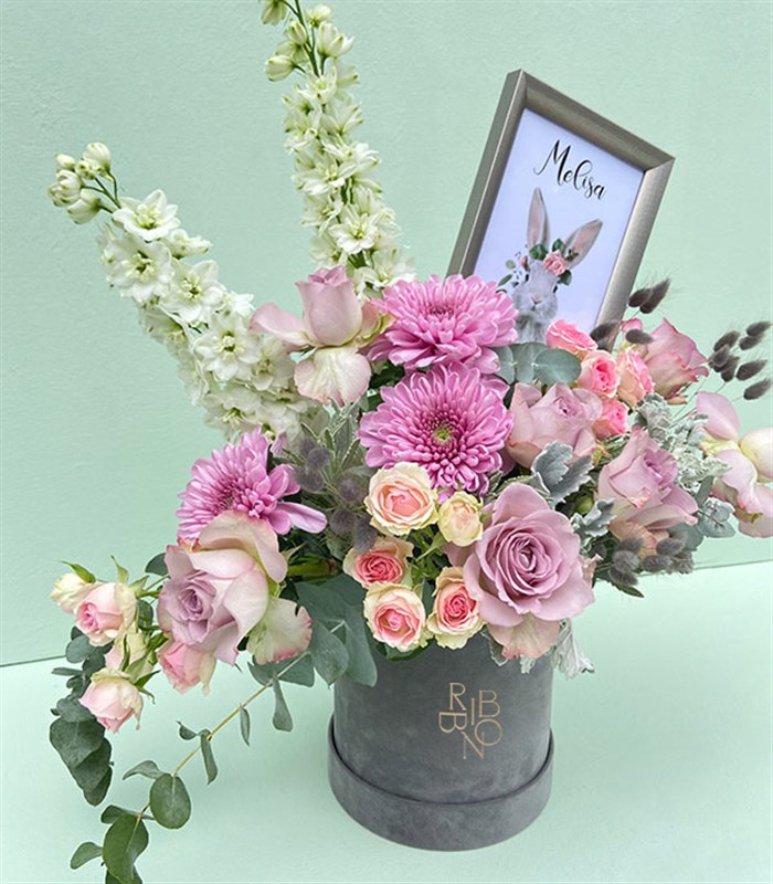 Bebek İsmine Özel Çerçeveli Gri Kız Bebek Tebrik Aranjmanı Lila Pembe