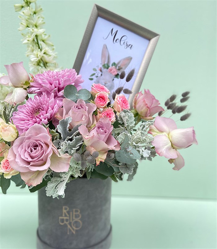Bebek İsmine Özel Çerçeveli Gri Kız Bebek Tebrik Aranjmanı Lila Pembe