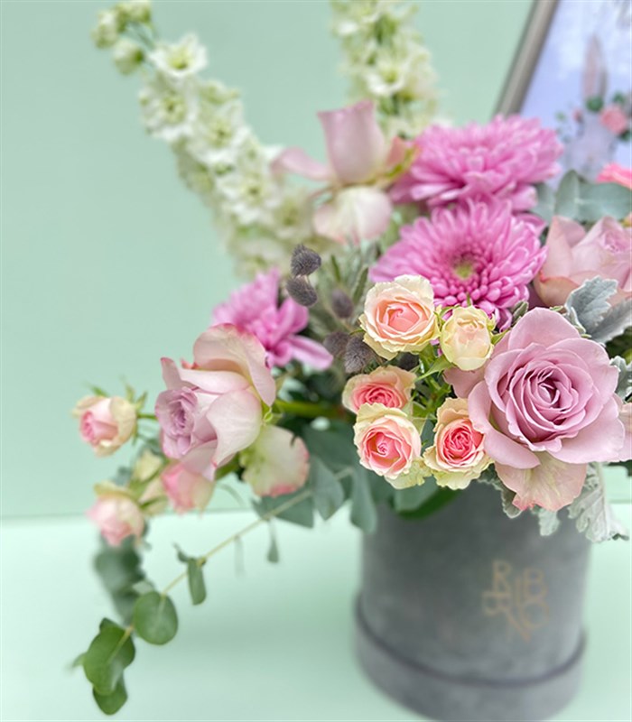 Bebek İsmine Özel Çerçeveli Gri Kız Bebek Tebrik Aranjmanı Lila Pembe