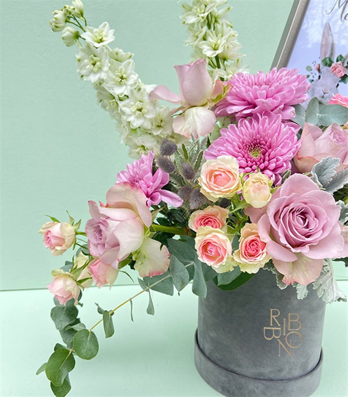 Bebek İsmine Özel Çerçeveli Gri Kız Bebek Tebrik Aranjmanı Lila Pembe