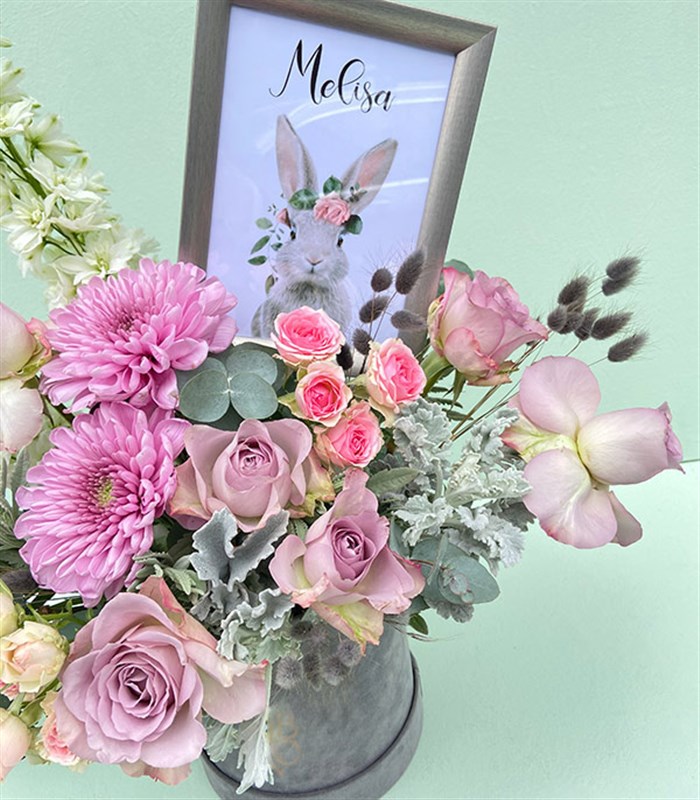 Bebek İsmine Özel Çerçeveli Gri Kız Bebek Tebrik Aranjmanı Lila Pembe