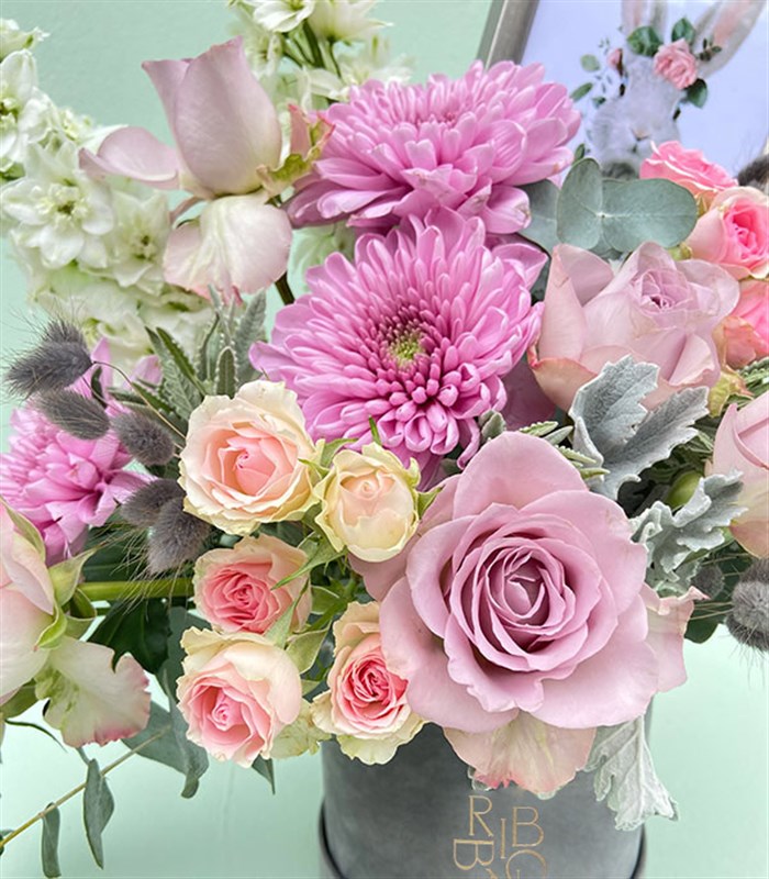 Bebek İsmine Özel Çerçeveli Gri Kız Bebek Tebrik Aranjmanı Lila Pembe