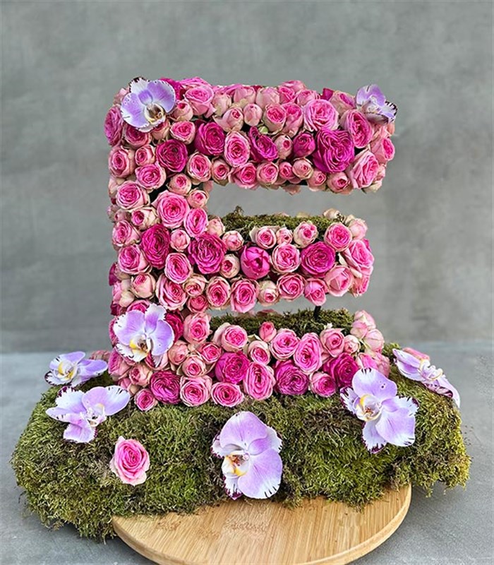 Pembe Dekoratif Kişiye Özel Baş Harf Çiçek Aranjmanı