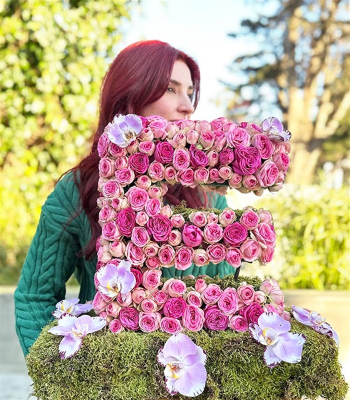 Pembe Dekoratif Kişiye Özel Baş Harf Çiçek Aranjmanı