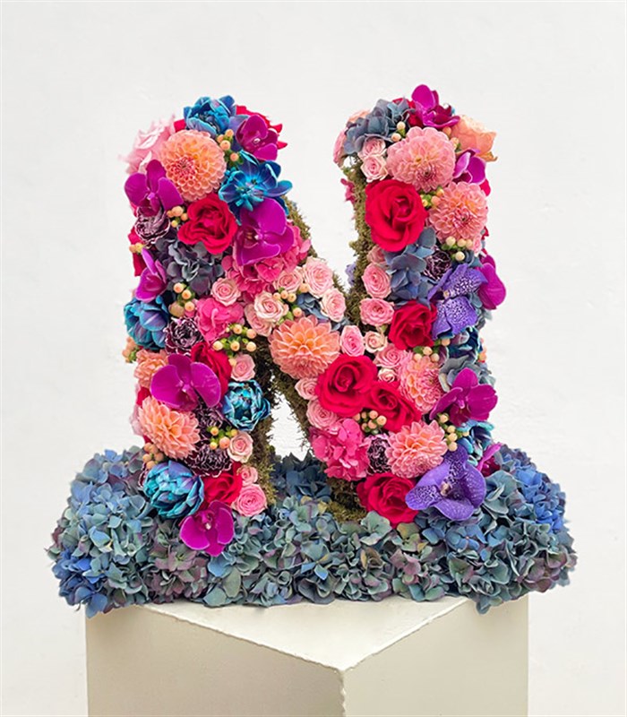 Pembe Dekoratif Kişiye Özel Baş Harf Çiçek Aranjmanı