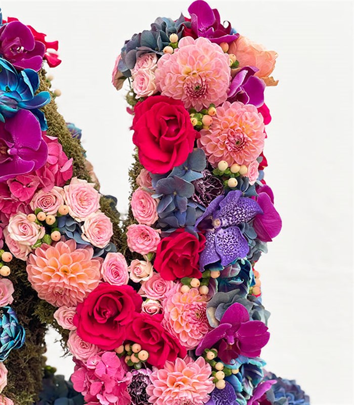 Pembe Dekoratif Kişiye Özel Baş Harf Çiçek Aranjmanı