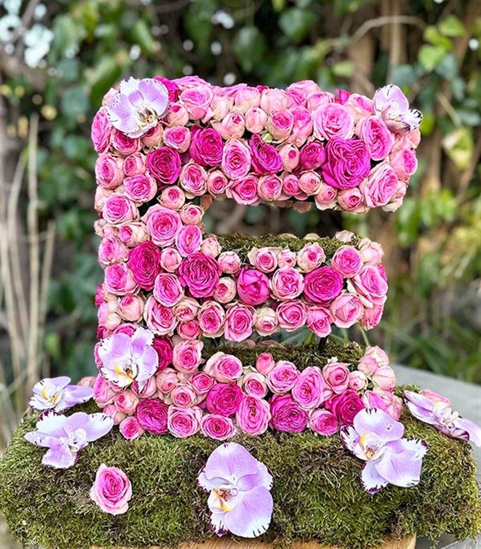 Pembe Dekoratif Kişiye Özel Baş Harf Çiçek Aranjmanı