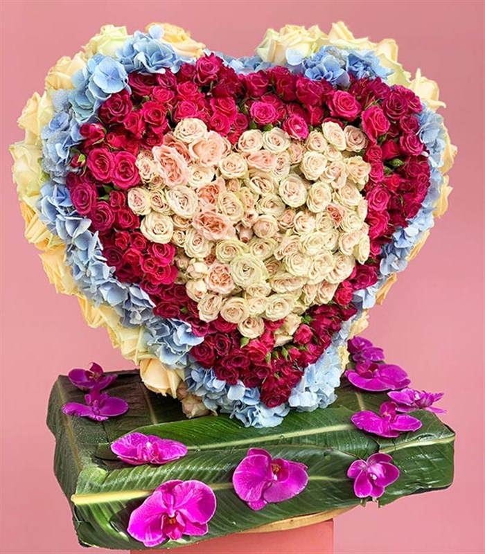 Pembe Dekoratif Kişiye Özel Baş Harf Çiçek Aranjmanı