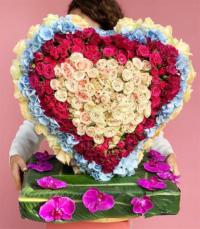 Pembe Dekoratif Kişiye Özel Baş Harf Çiçek Aranjmanı