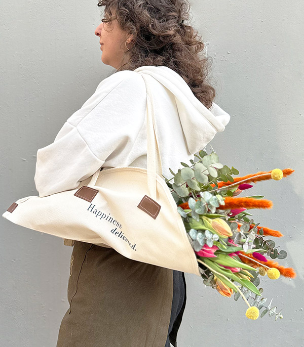 Adel Kanvas Çiçek Taşıma Çantasında Renkli Lale Buketi
