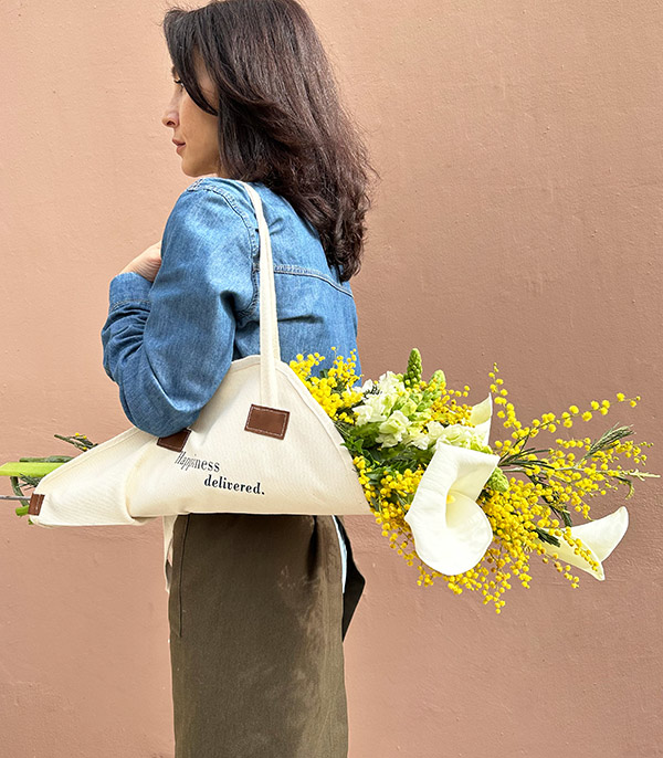 Go Girl Kanvas Çiçek Taşıma Çantasında Mimoza Buket