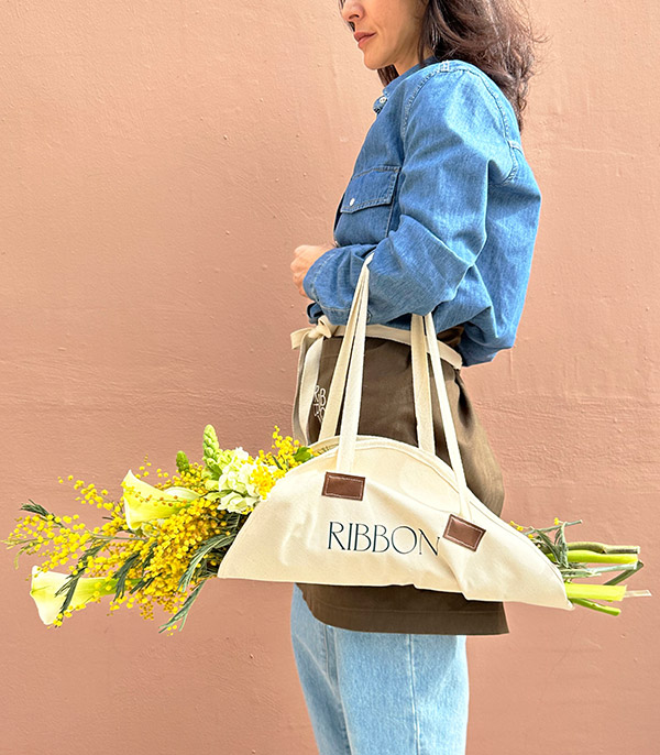 Go Girl Kanvas Çiçek Taşıma Çantasında Mimoza Buket