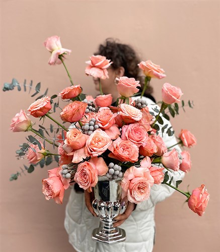 Gloria Deluxe Silver Vase 41 Salmon Roses Arrangement