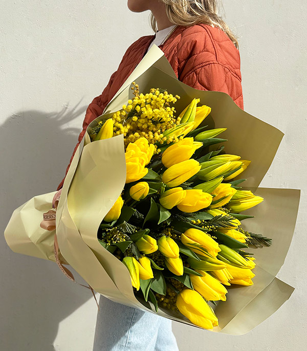 Alexandra Grand Deluxe 41 Yellow Tulips Bouquet
