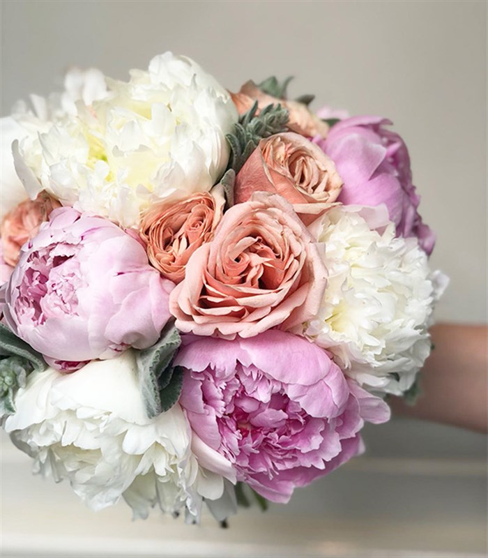 Kayla 10 Pembe Beyaz Şakayık 8 Somon Gül Gelin Buketi