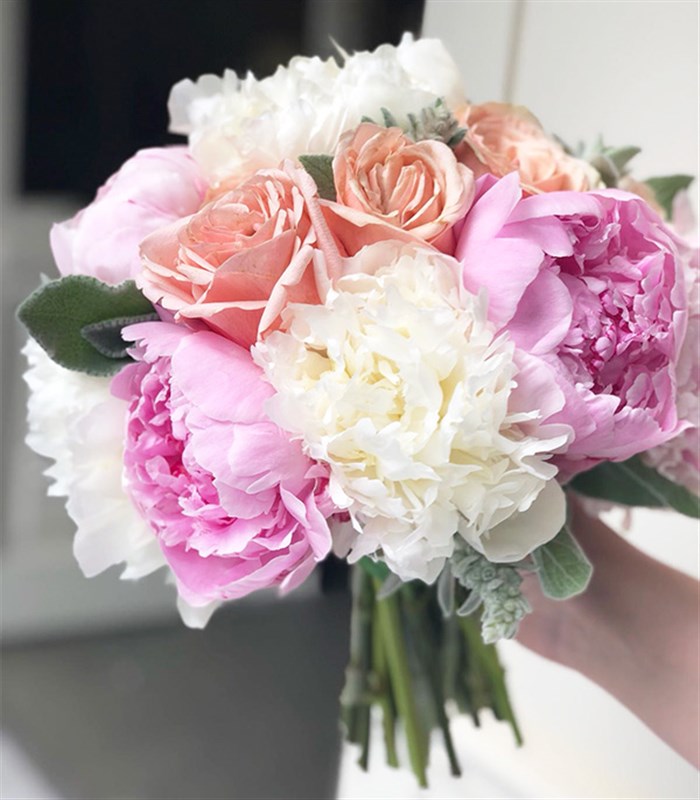 Kayla 10 Pembe Beyaz Şakayık 8 Somon Gül Gelin Buketi