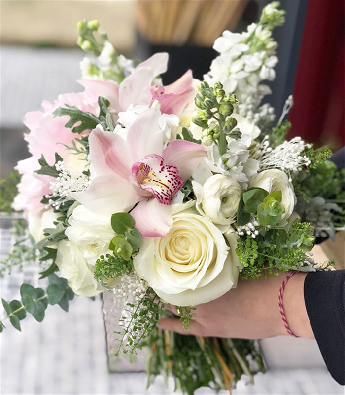 Chistina Beyaz Gül Pembe Şakayık Gelin Buketi