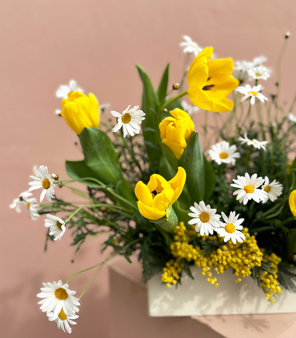 Gaia Cream Leather Box in Yellow Tulip Daisy Arrangement