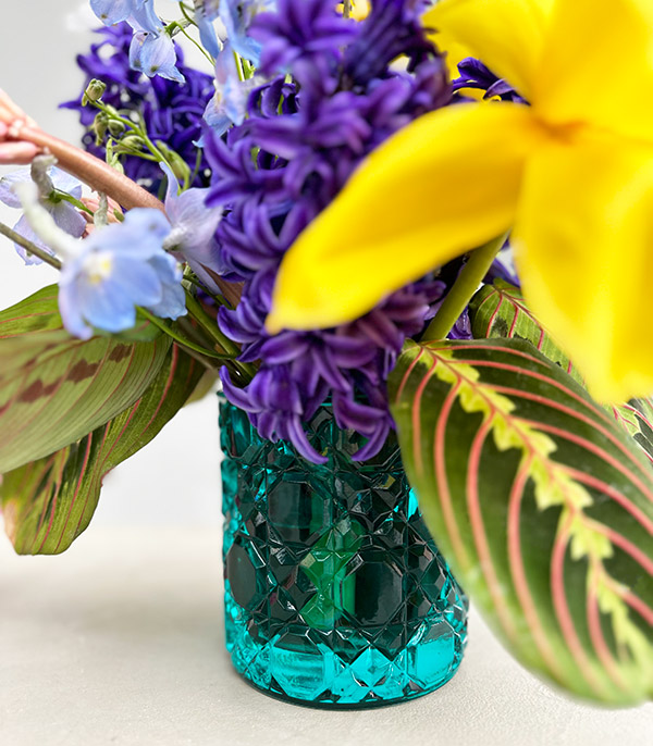 Maia Mavi Kristal Vazoda İlkbahar Çiçekleri