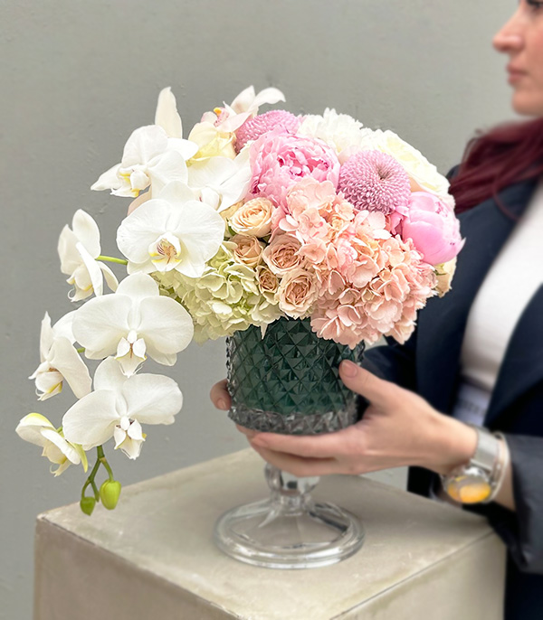 Kristal Vazoda Pembe Beyaz Çiçekler Aranjmanı