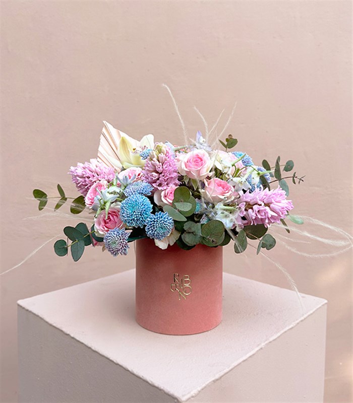 Pastel Masalı Pembe Sümbül Mavi Krizantem Mini Kutu Çiçek