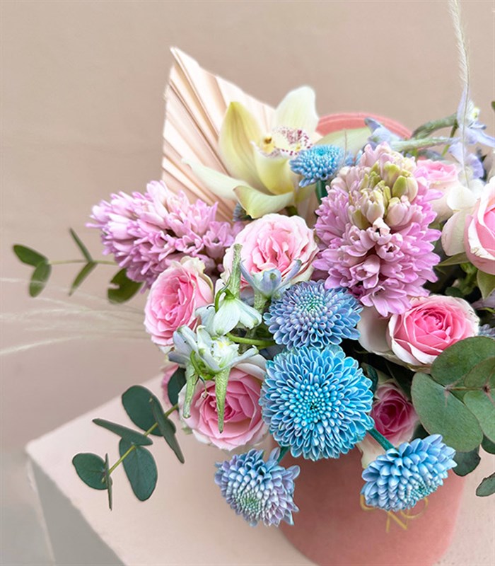 Pastel Masalı Pembe Sümbül Mavi Krizantem Mini Kutu Çiçek