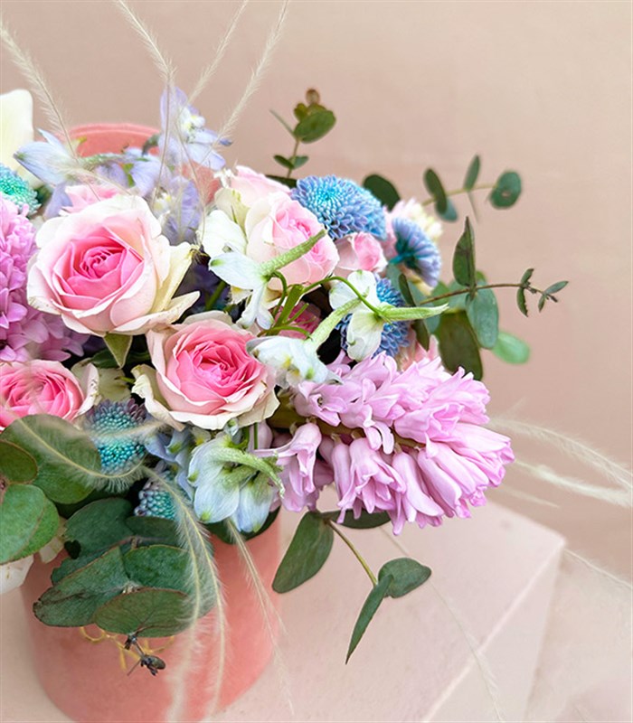 Pastel Masalı Pembe Sümbül Mavi Krizantem Mini Kutu Çiçek