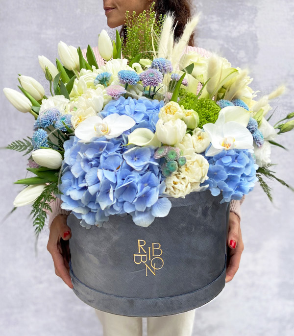 Edward Füme Grand Kutuda Beyaz Gala Lale Mavi Ortanca Çiçekler