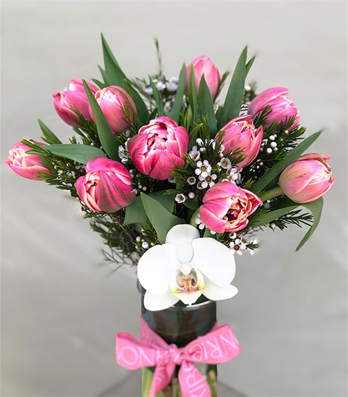 Vazoda Pembe Laleler ve Orkide