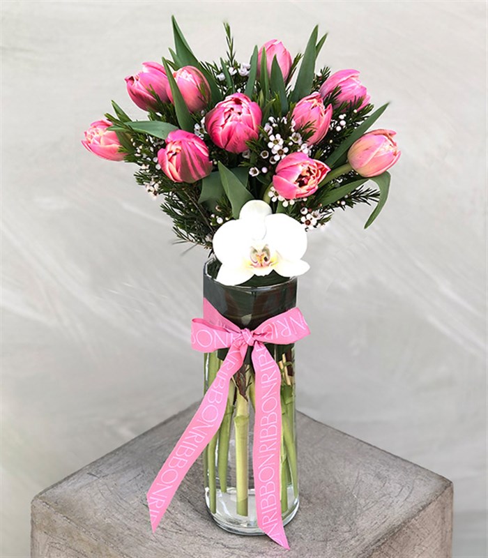 Vazoda Pembe Laleler ve Orkide