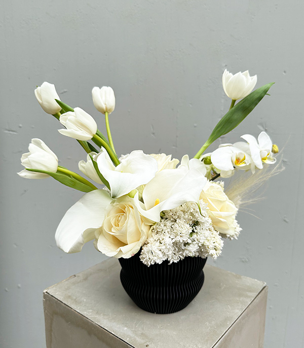 Black 3D Printed Vazoda Çiçekler