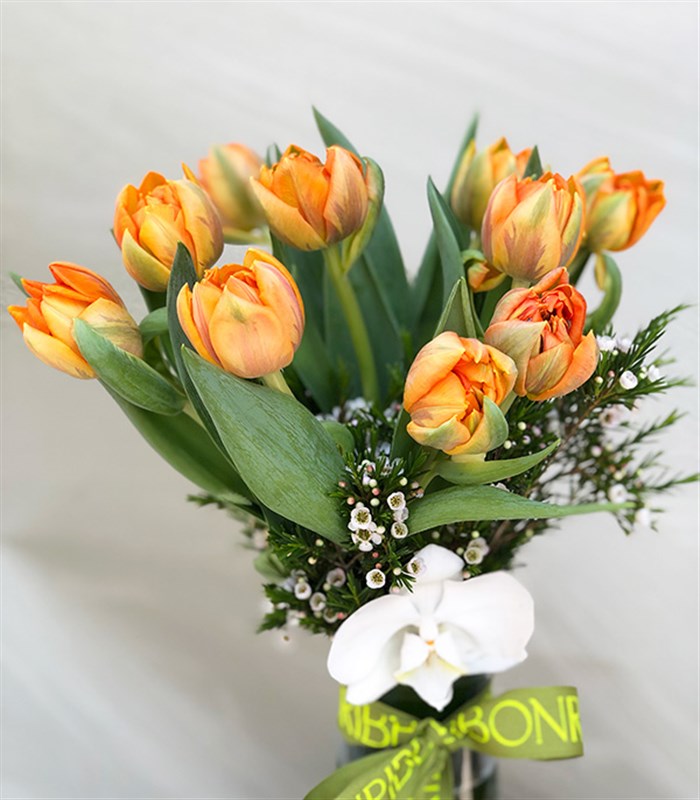 Vazoda Turuncu Laleler ve Orkide