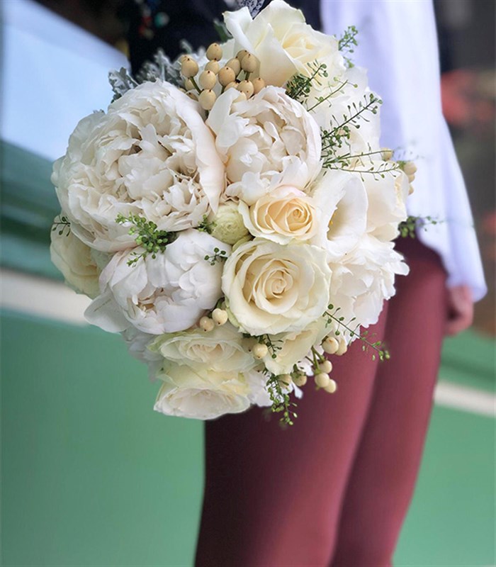 Ivy 3 Beyaz Ortanca 3 Beyaz Şakayık 5 Beyaz Gül Gelin Buketi