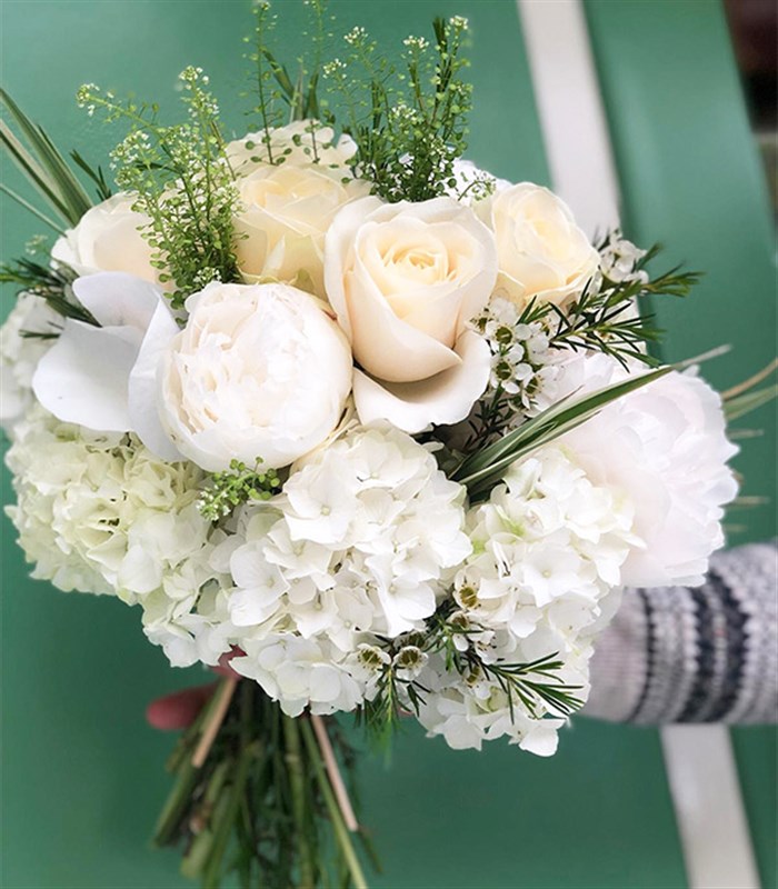 Ivy 3 Beyaz Ortanca 3 Beyaz Şakayık 5 Beyaz Gül Gelin Buketi