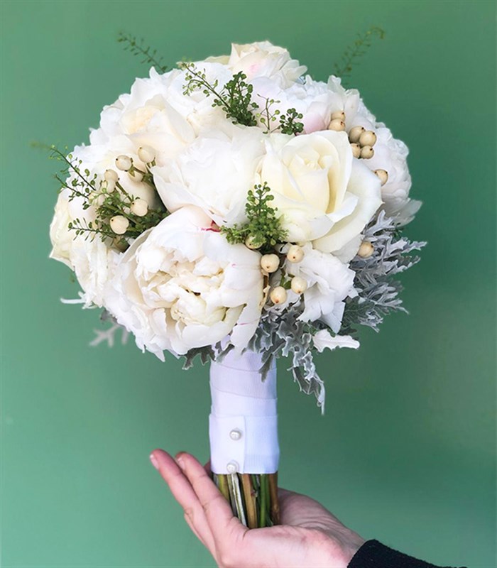 Ivy 3 Beyaz Ortanca 3 Beyaz Şakayık 5 Beyaz Gül Gelin Buketi