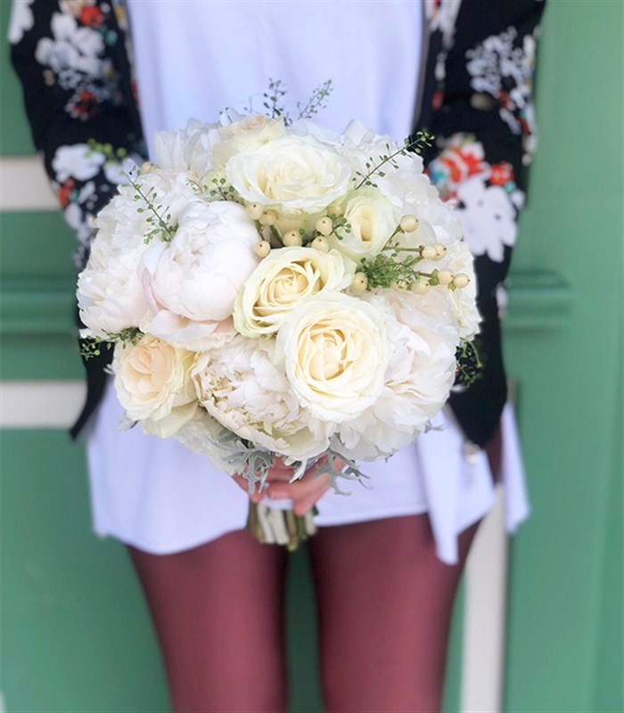 Ivy 3 Beyaz Ortanca 3 Beyaz Şakayık 5 Beyaz Gül Gelin Buketi