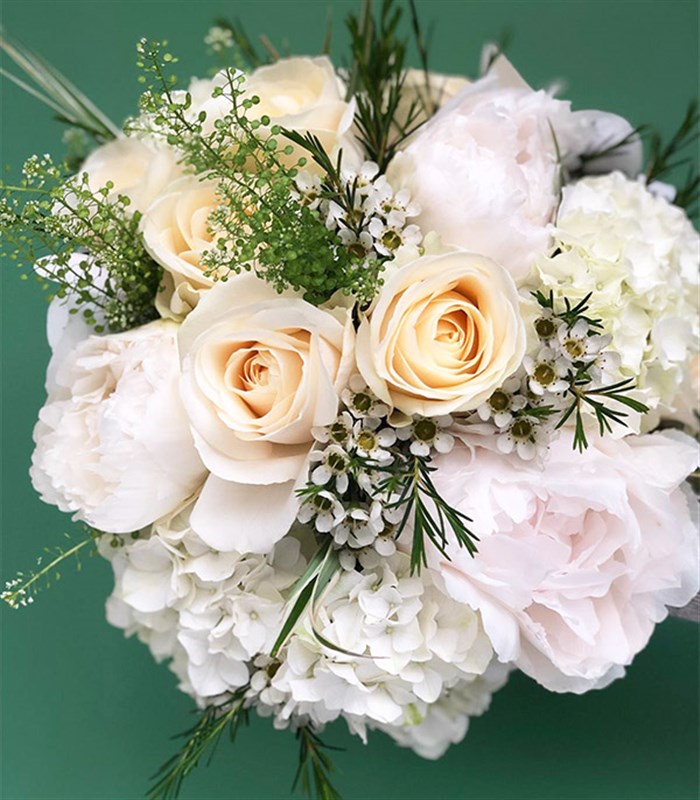 Ivy 3 Beyaz Ortanca 3 Beyaz Şakayık 5 Beyaz Gül Gelin Buketi